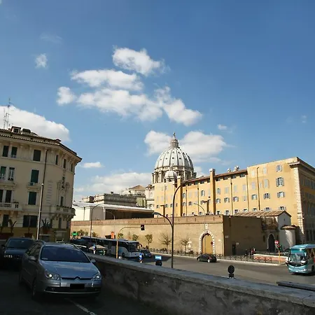 Oda ve Kahvaltı Al Colonnato Di San Pietro 3*