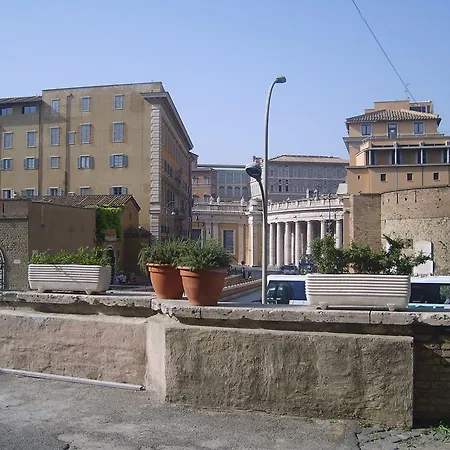 Al Colonnato Di San Pietro Roma